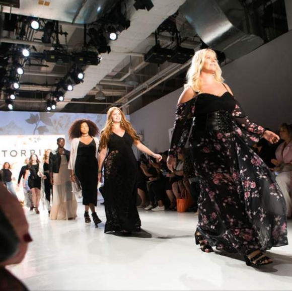 New! 1x [Torrid] NYFW Runway Collect Grafitti Faux Leather Moto Jacket -Rare HTF - Picture 8 of 14